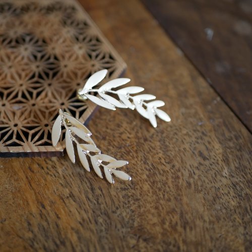 Paire de boucles d'oreilles motif feuille, puce doré, 15x43mm