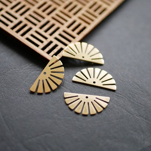 X4 breloque demi lune laiton brut doré 12x25mm