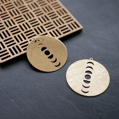X2 pendentif sequin rond motif géométrique, plaque de laiton brut, 40x42mm