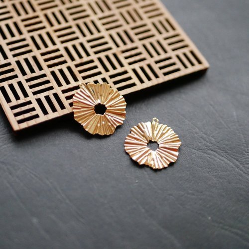 X2 breloques sequins ronds estampe filigrane doré 23x25mm