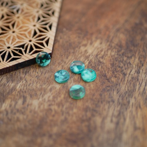 5 pendentifs en résine sequins ronds bleu vert 8mm