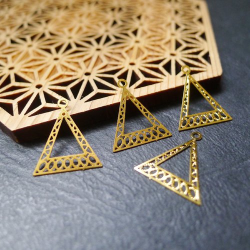 8 breloques triangles filigrane doré 16x17mm