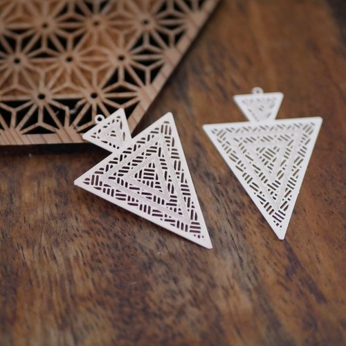 2 breloques triangles filigrane, estampe doré, 32x40mm
