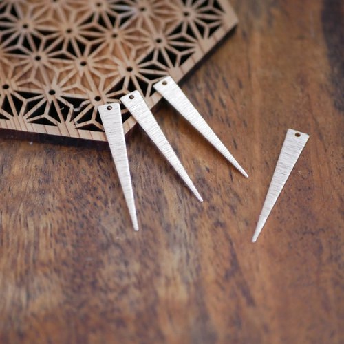 4 breloques triangles navettes dorés 6x36mm