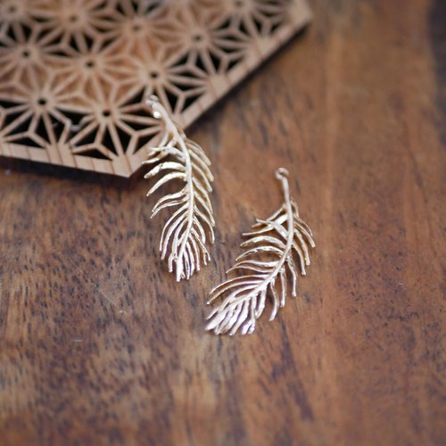 2 breloques pendentifs bohèmes feuille plume doré 14x40mm