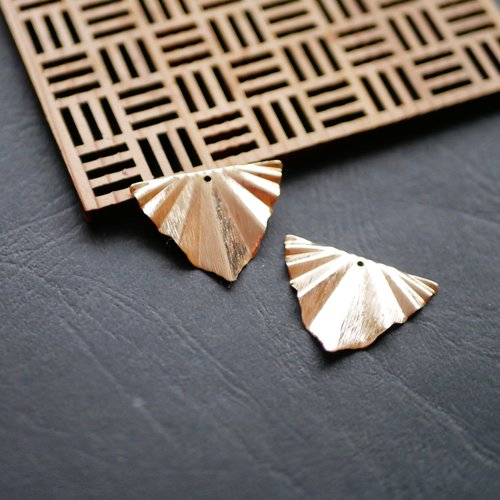 X2 pendentif sequin triangle froissé doré 22x28mm
