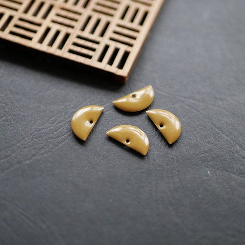 4 sequins émaillés demi lune - 8x15mm - jaune moutarde