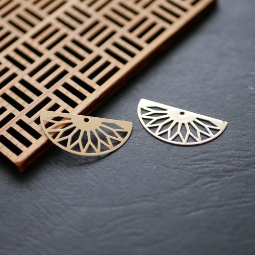 X4 breloque demi cercle estampe filigrane doré 13x28mm