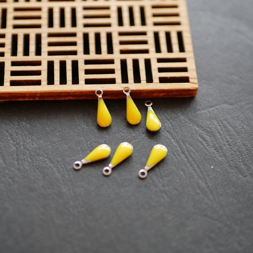 10 breloques gouttes, argenté et émail jaune, 4x12mm