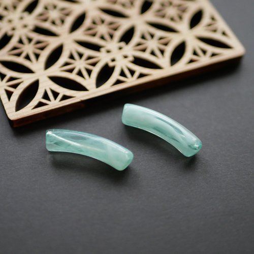 2 perles tubes en résine vert, 8x30mm