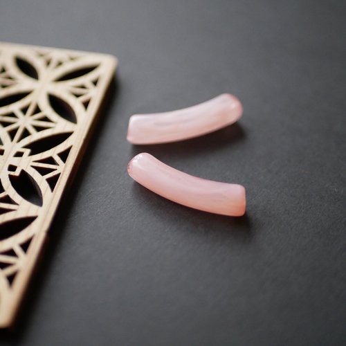 2 perles tubes en résine rose, 8x30mm