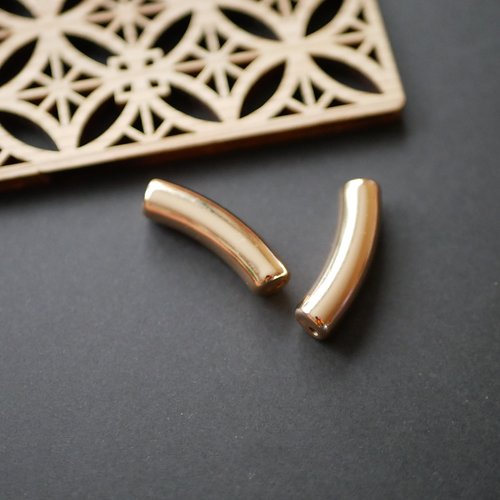 2 perles tubes en résine doré, 8x30mm