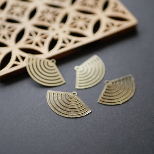 X4 breloque demi cercle estampe filigrane doré 17x28mm