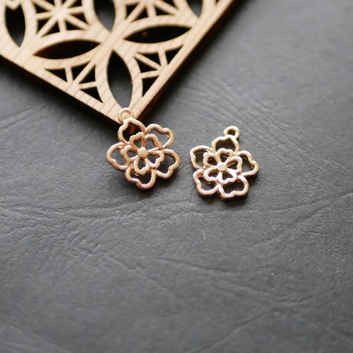 2 breloques motifs fleurs doré 16x20mm