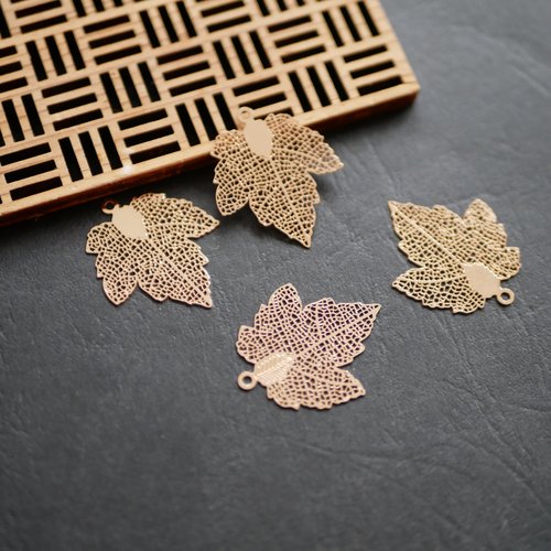 X4 pendentif feuille doré 25x30mm