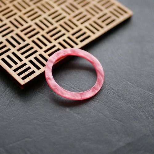 Pendentif en résine anneau rond 35mm rose