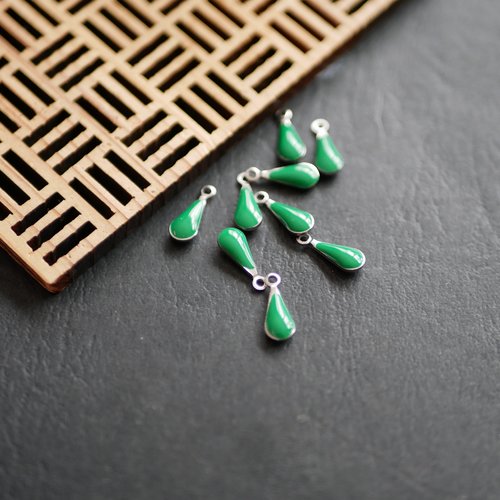 10 breloques gouttes, argenté et émail vert, 4x12mm