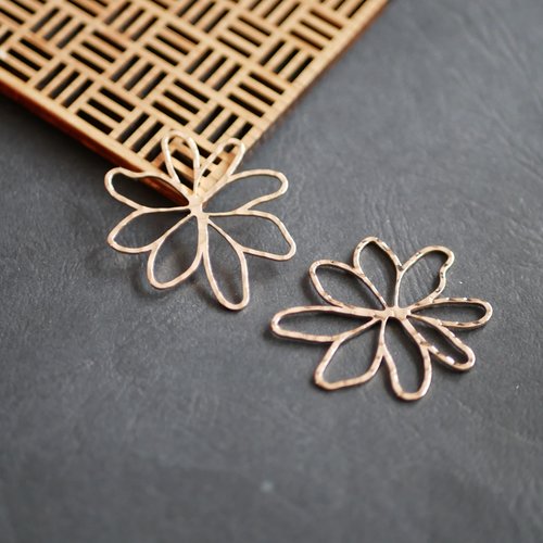 2 breloques motifs fleurs doré 35x40mm