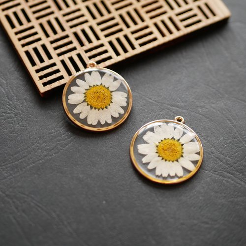 2 pendentifs motifs fleurs verre, jaune, blanc, doré 30x33mm