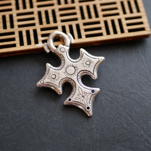 Pendentif croix celtique argenté porte bonheur 38x49mm
