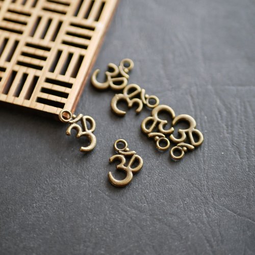 20 breloques ohm ethniques charms bronze 10x15mm