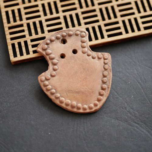 Pendentif goutte en terre cuite fait à la main marron 45x55mm
