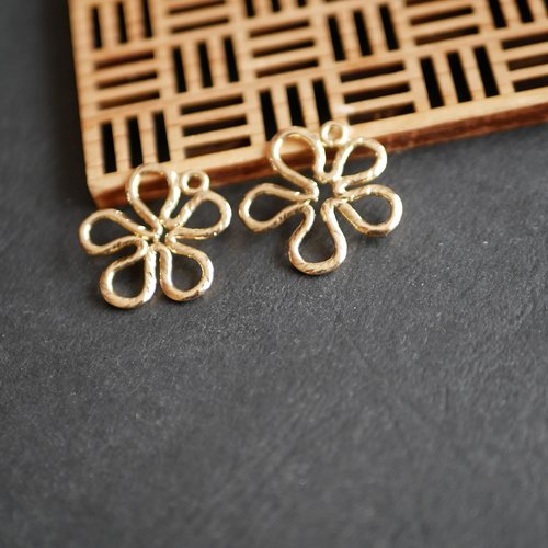 2 breloques motifs fleurs doré 22mm