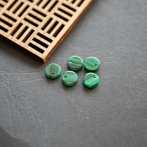 5 pendentifs en résine sequins ronds vert malachite 8mm