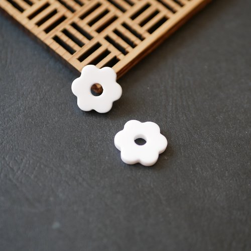 2 perles en résine motif fleur blanc écru, 15mm