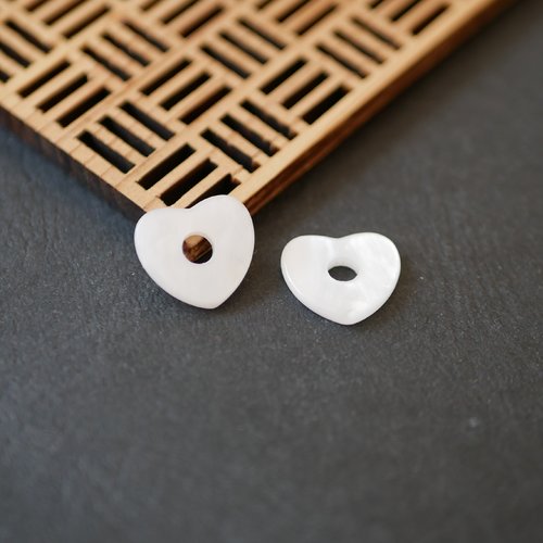 2 perles en résine motif coeur blanc écru, 15mm