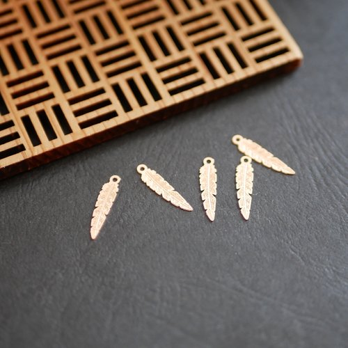 5 breloques pendentifs bohèmes feuille plume doré 4x12mm