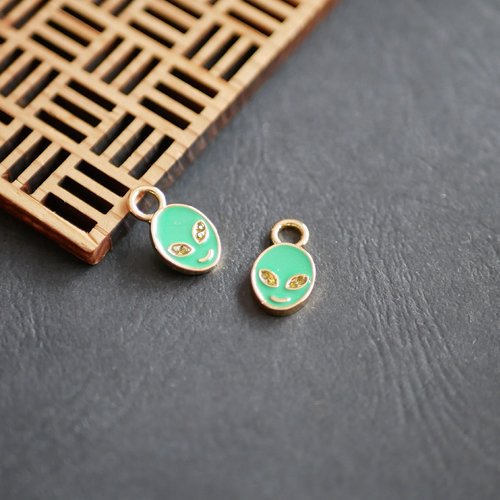 2 breloques sequins extraterrestre, émail vert , 10x17mm