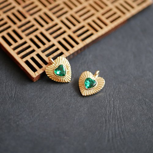 X2 breloques sequins coeurs en verre vert et doré 14x18mm