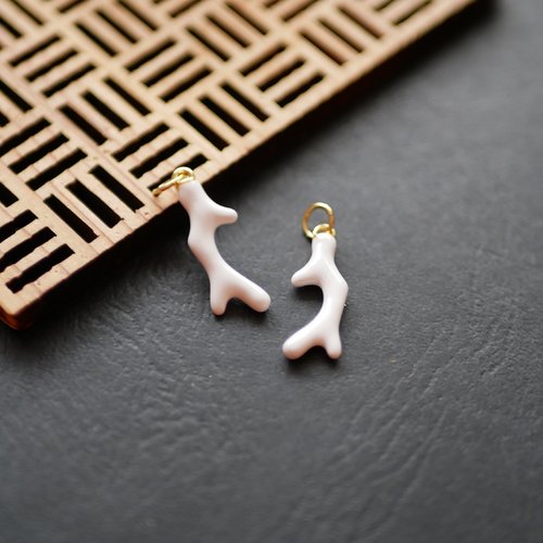X2 breloque branche de corail, laiton doré et émail blanc, 8x22mm