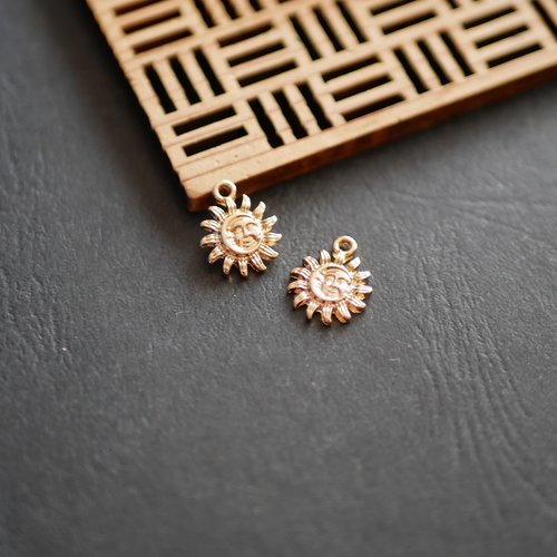 X2 breloque, motif soleil doré, 11x14mm