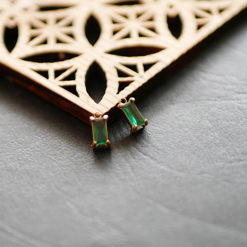 X2 pendentif sequin rectangle en acier inoxydable doré et verre vert 3x8mm