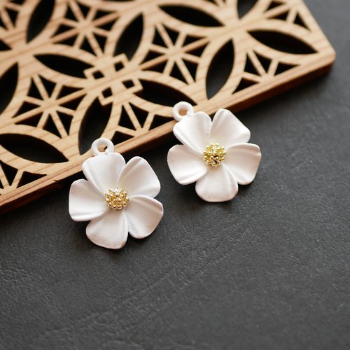 X2 breloques fleurs blanc et doré 19x23mm