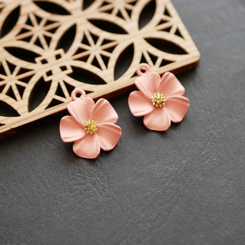 X2 breloques fleurs rose clair et doré 19x23mm