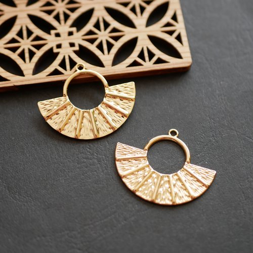 X2 pendentif demi lune éventail en laiton doré 30x37mm