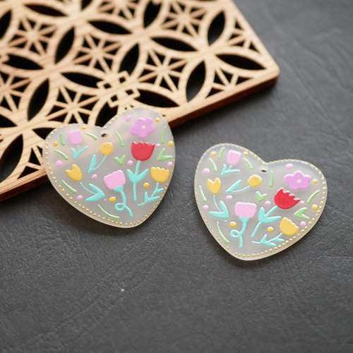 2 pendentifs en résine coeur et tulipe multicolore 34x38mm