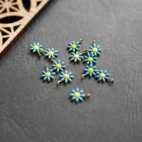2 breloques fleurs en acier inoxydable 304 et émail bleu 7x10mm