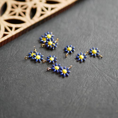 2 breloques fleurs en acier inoxydable 304 et émail bleu 7x10mm