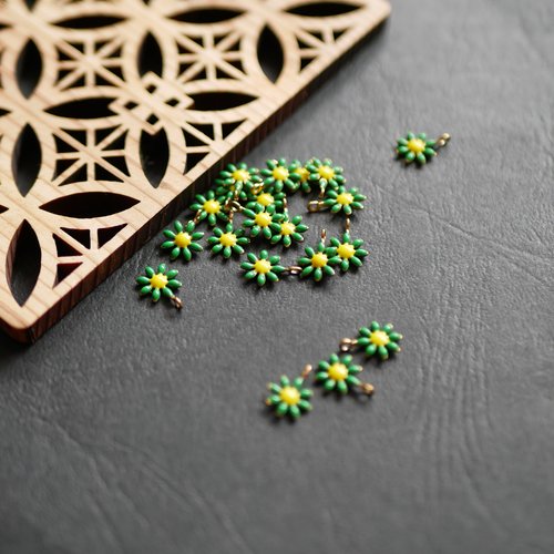 2 breloques fleurs en acier inoxydable 304 et émail vert 7x10mm