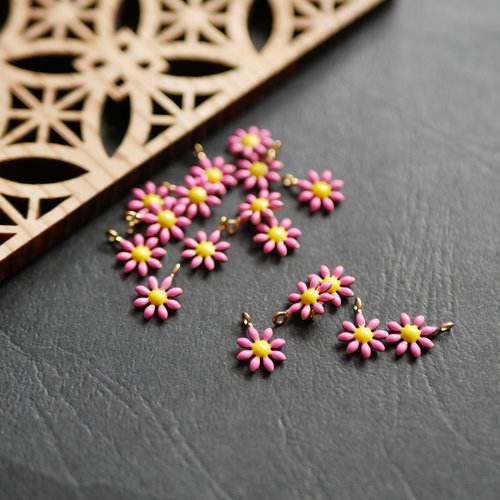 2 breloques fleurs en acier inoxydable 304 et émail rose 7x10mm
