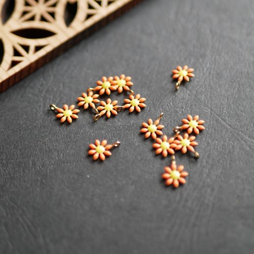 2 breloques fleurs en acier inoxydable 304 et émail orange 7x10mm