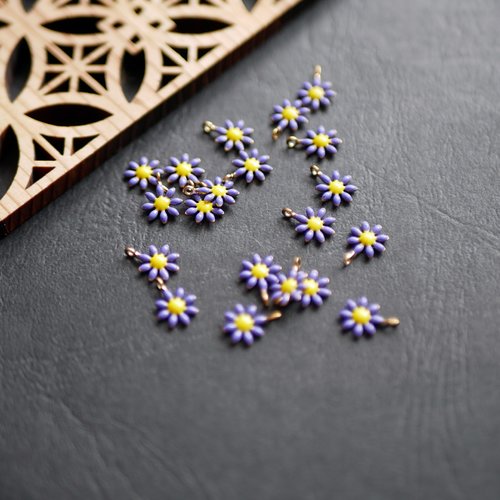 2 breloques fleurs en acier inoxydable 304 et émail violet 7x10mm