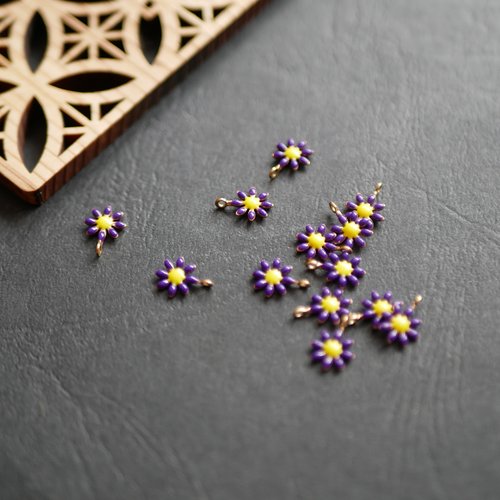 2 breloques fleurs en acier inoxydable 304 et émail violet 7x10mm