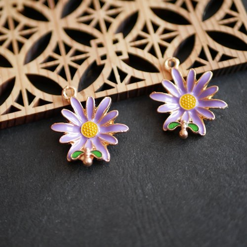 2 breloques fleurs marguerite doré et émail violet 21x28mm