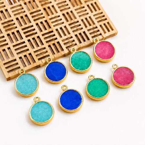 2 pendentifs ronds en jade 16x20 mm. lot de 2. bleu ciel, bleu roi, vert ou rouge. montés dans un serti métallique doré
