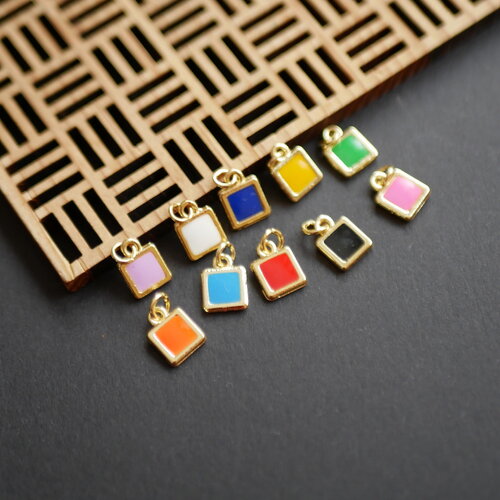 Pendentif carré en émail coloré et laiton doré. 7x9mm. breloque doré avec anneau de jonction. 2 pcs